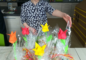 Ilonka z Programu Rehabilitacja 25 plus pokazuje prezenty z tulipanami z okazji dnia kobiet.